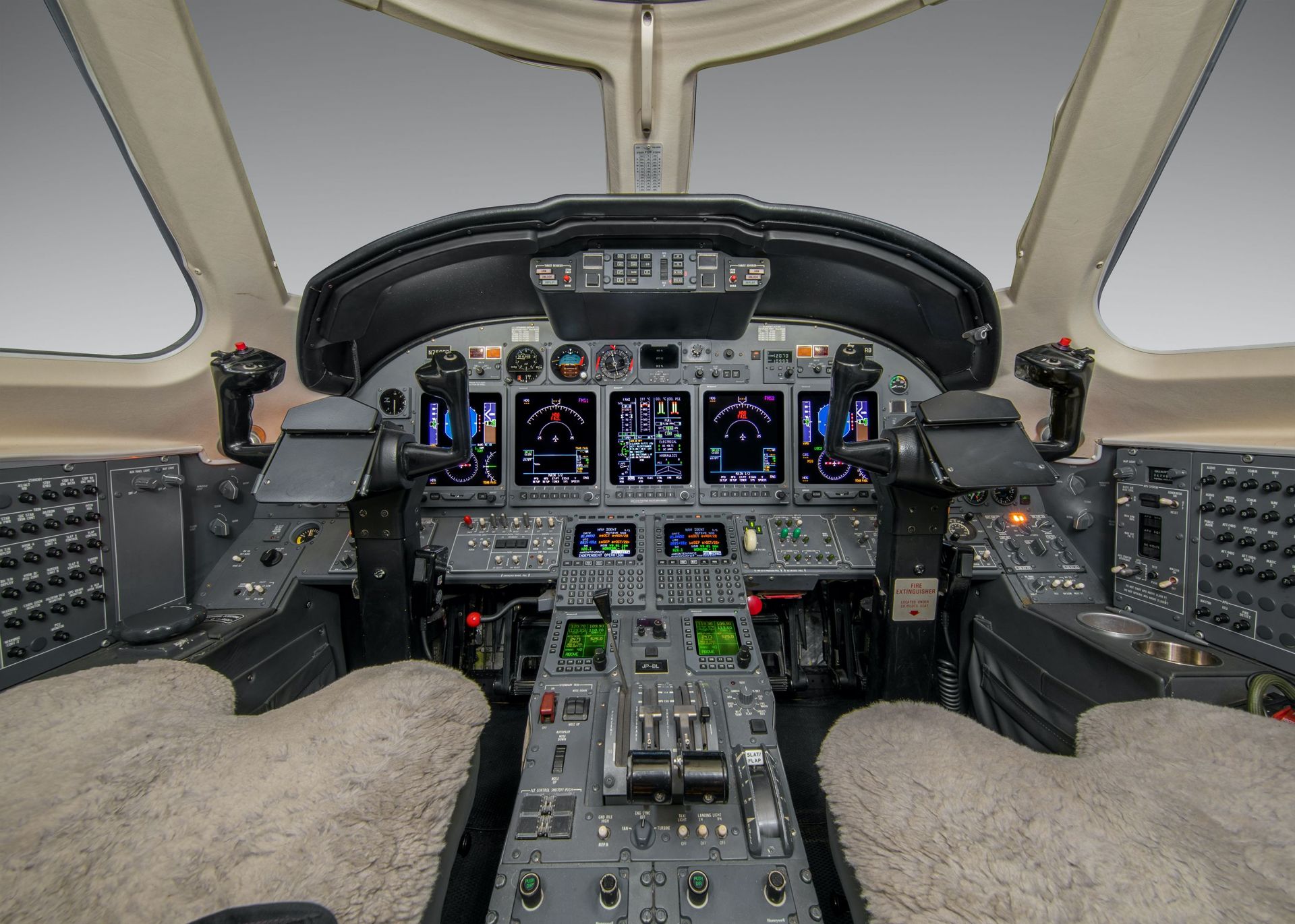 3883r_COCKPIT