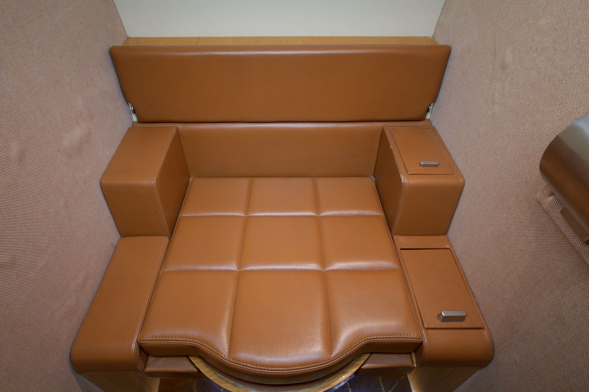 LAV SEAT