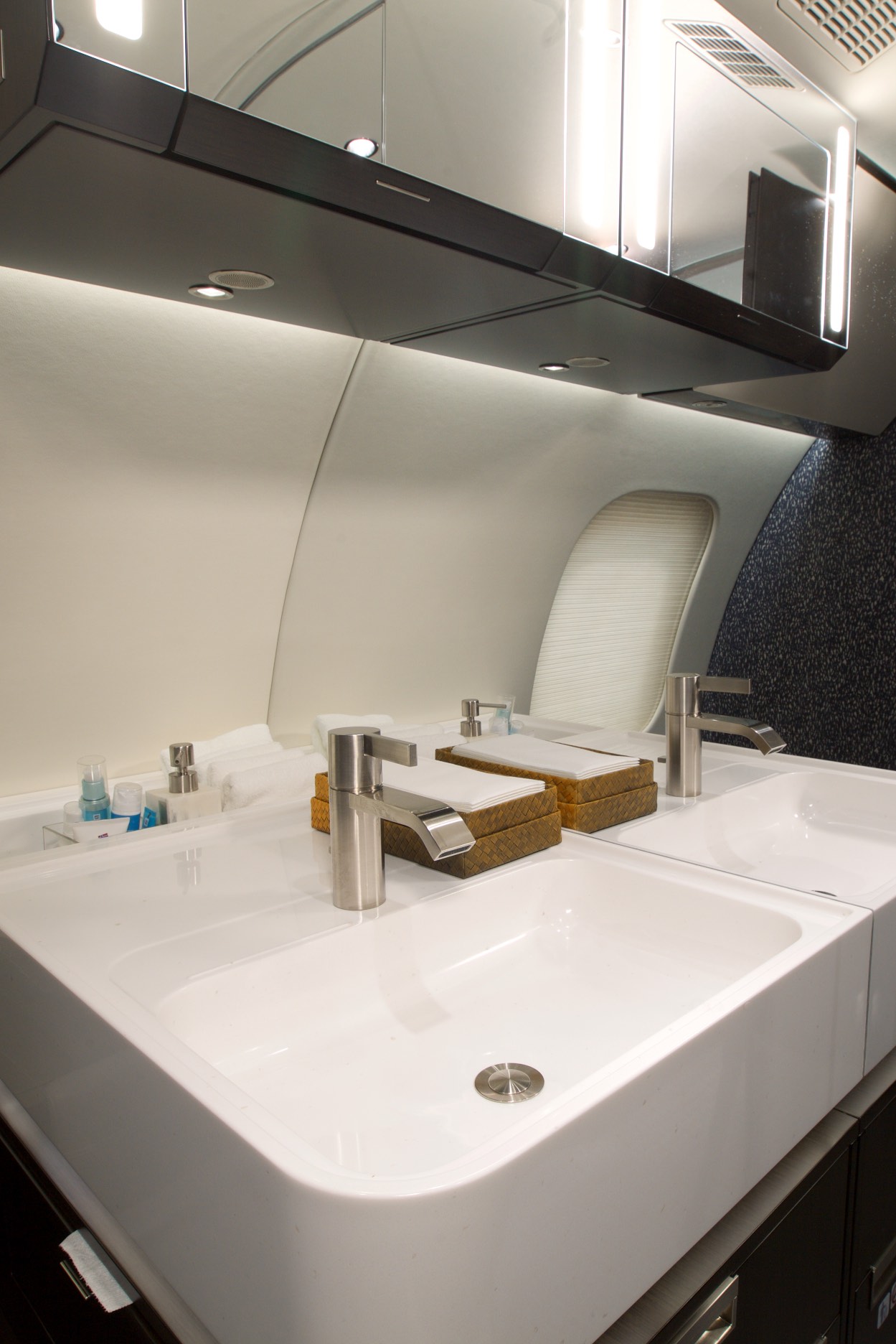 AFT LAV SINK